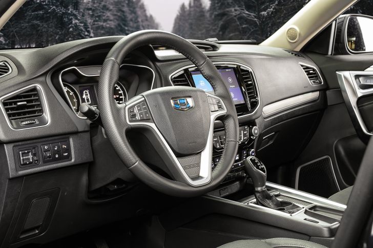 Салон обновленного Geely Emgrand X7