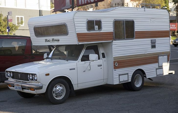 Toyota Hilux 4&times;4 Camper