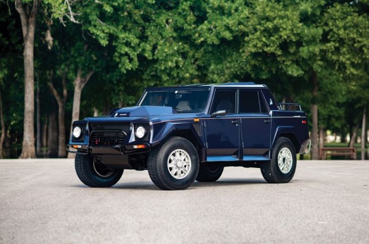 На торги выставлен редкий внедорожник Lamborghini LM002