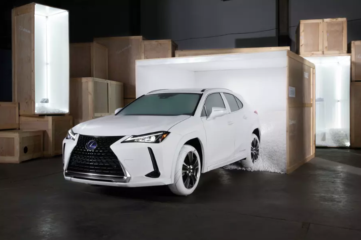 Кроссовер Lexus UX получил шины в стиле кроссовок Nike