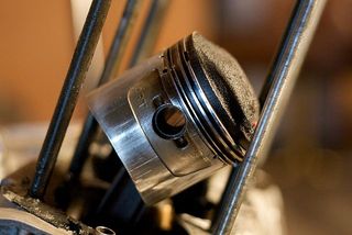 Поршень двигателя