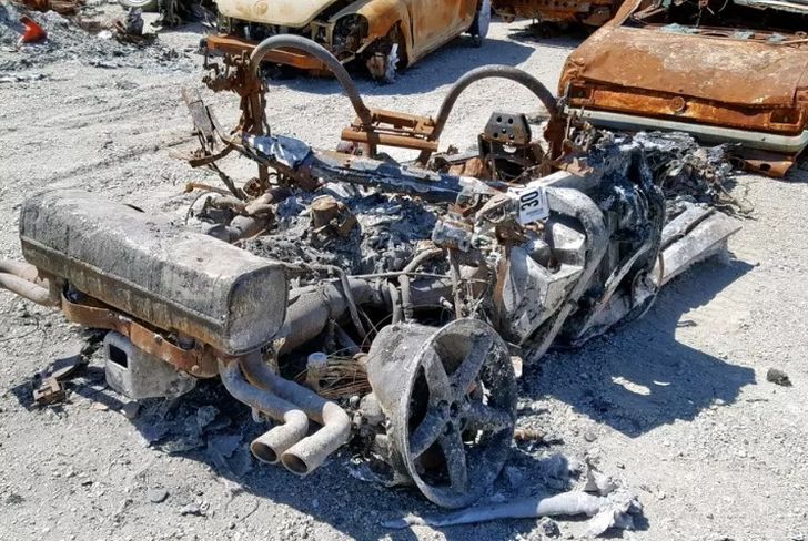 Обугленный остов Ferrari F355 удалось продать на аукционе