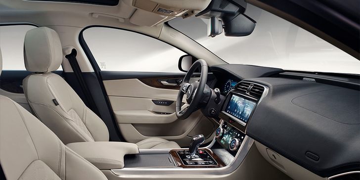 Салон Jaguar XE
