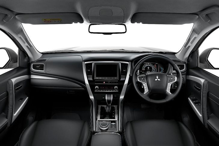 Интерьер Mitsubishi Pajero Sport