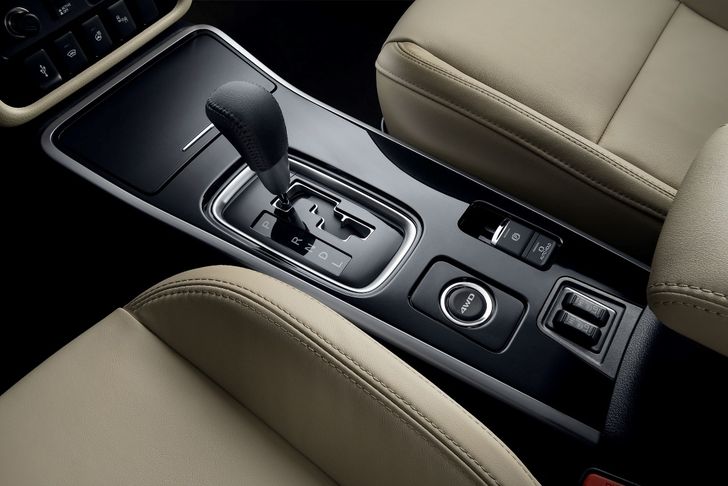 Бежевый салон Mitsubishi Outlander