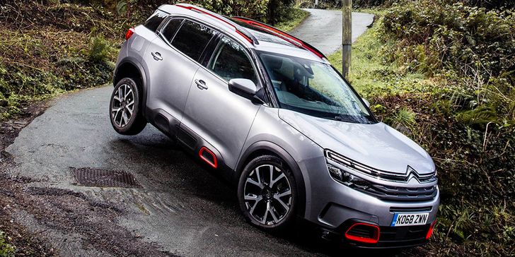 Citroen C5 AirCross спустился по самой крутой улице в мире