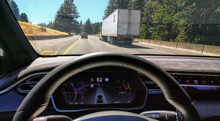 «РГ» рассказала, что делать, если водитель не успевает завершить обгон