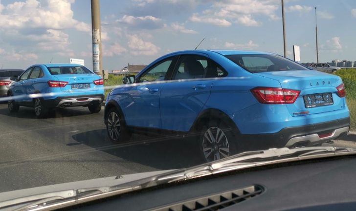 Голубые LADA Vesta Cross