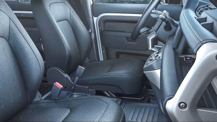 Интерьер Land Rover Defender