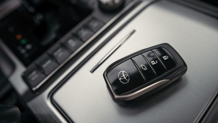 Обновленный ключ Toyota LC 200