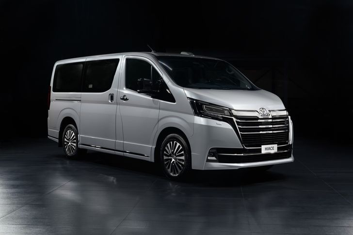 В России в продаже появился VIP-минивэн Toyota Hiace