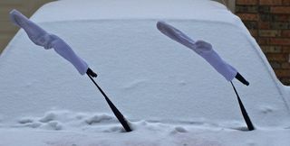 Поднятые дворники зимой