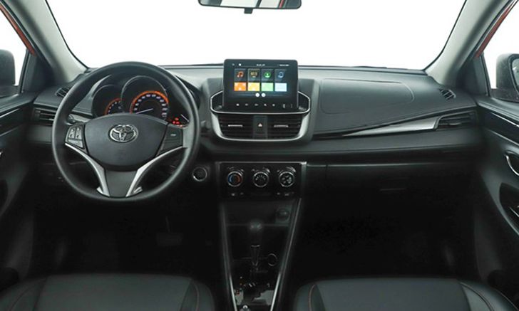 Интерьер Toyota Yaris LX