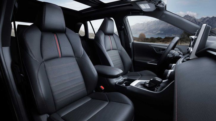 Интерьер Toyota RAV4 Prime