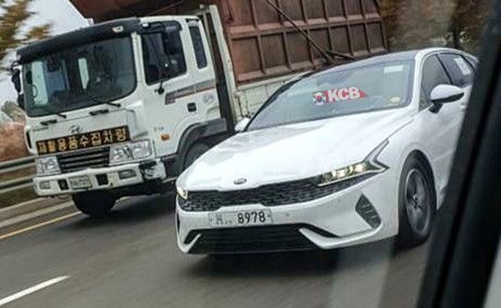 Новую Kia Optima засняли на дороге