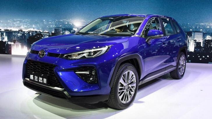 В России появился новый кроссовер Toyota по цене RAV4