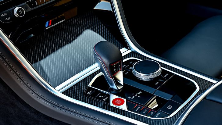 Интерьер BMW M8 Coupe