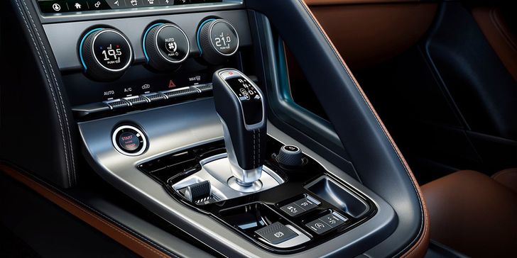 Интерьер Jaguar F-Type