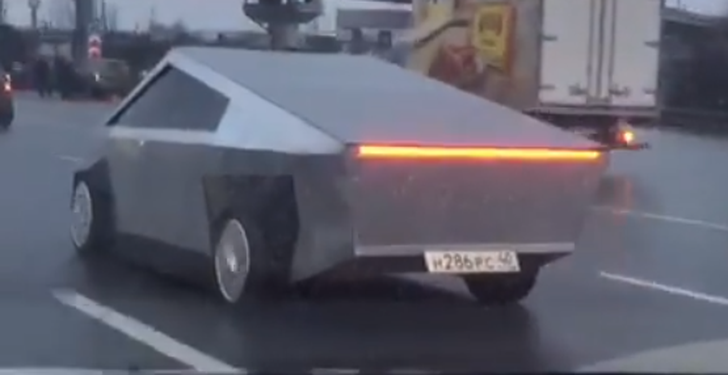 В Москве заметили самодельный пикап Tesla Cybertruck