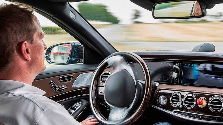 Автоэксперт рассказал, можно ли доверять автопилоту на все 100 процентов