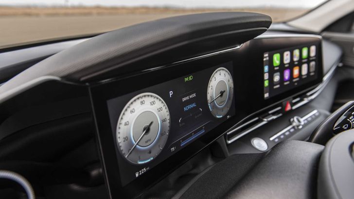 Интерьер Hyundai Elantra