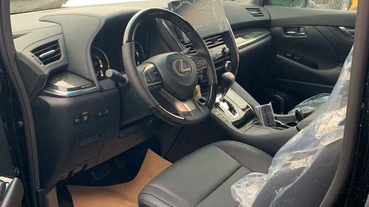 Интерьер Lexus LM