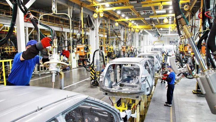 Загрузка автозаводов в России упала ниже 30%