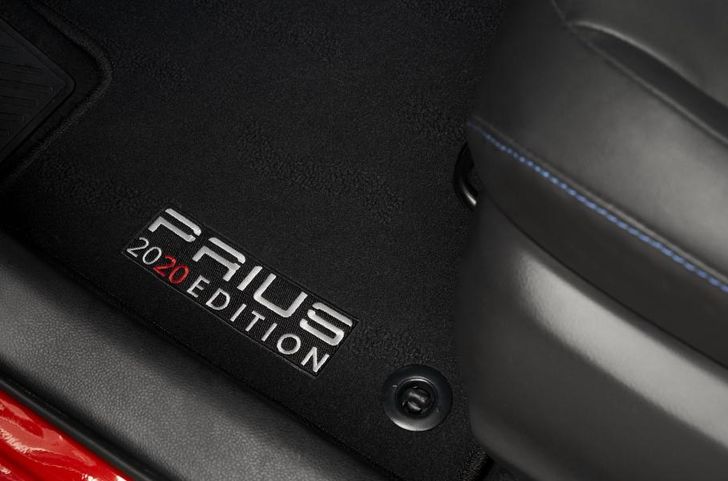 Интерьер Toyota Prius 2020