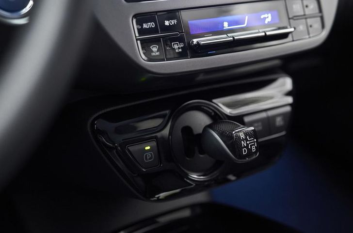 Интерьер Toyota Prius 2020