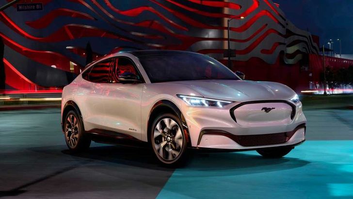 Ford Mustang Mach-E сможет ездить без рук водителя на руле