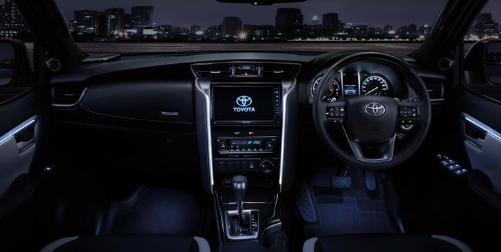 Интерьер Toyota Fortuner