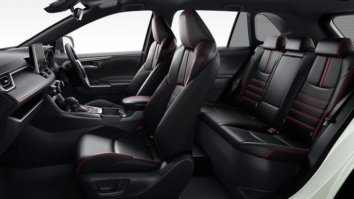 Интерьер Toyota RAV4 PHEV