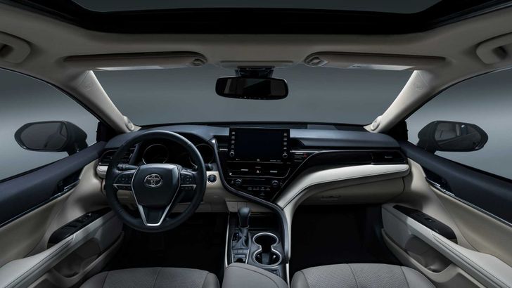 Интерьер Toyota Camry 2021