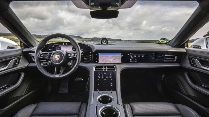 Интерьер Porsche Taycan