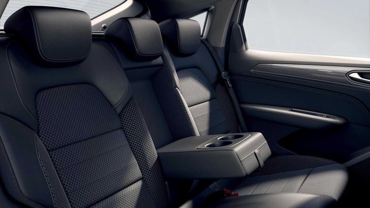 Интерьер европейской Renault Arkana