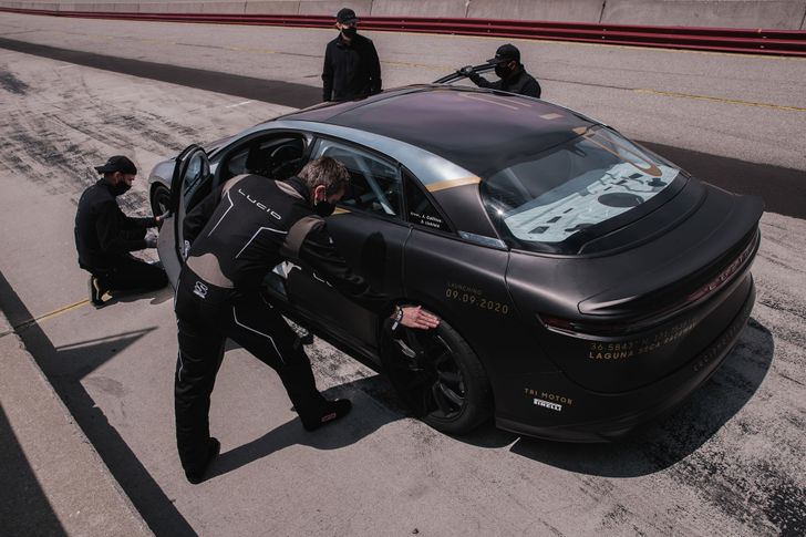 Трехмоторный Lucid Air