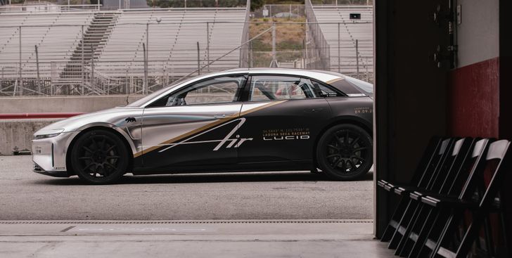 Компания Lucid вывела на тесты 1200-сильный электрический седан Air