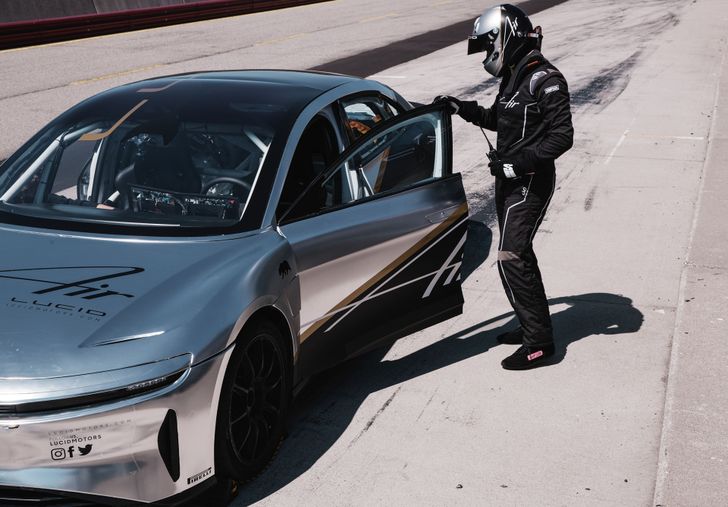 Трехмоторный Lucid Air