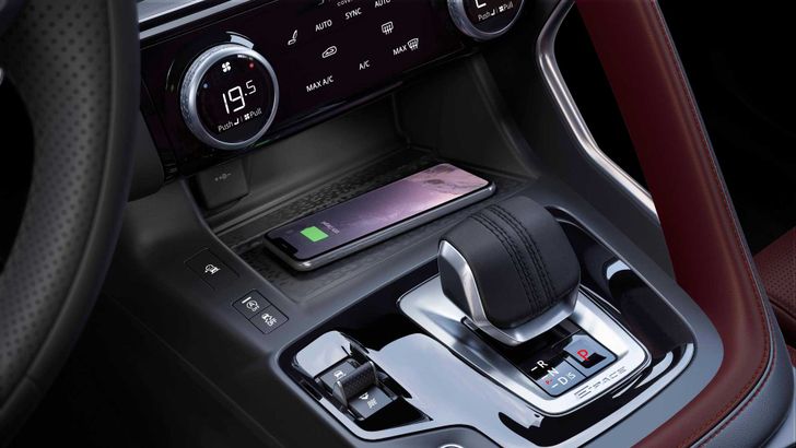 Интерьер Jaguar E-Pace