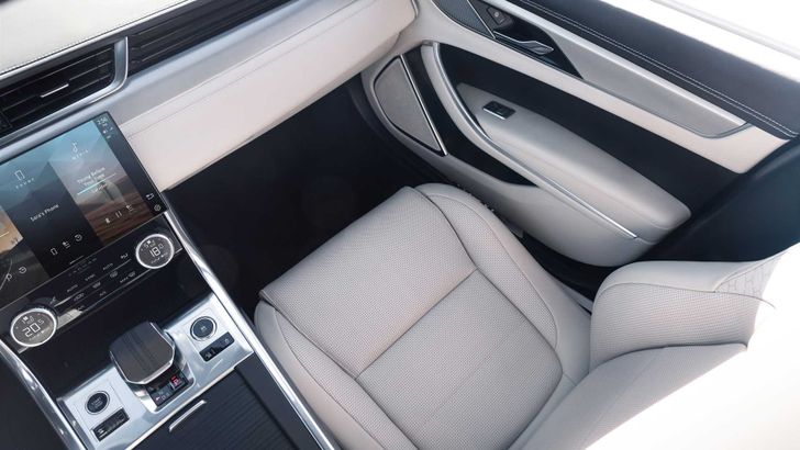 Интерьер Jaguar XF