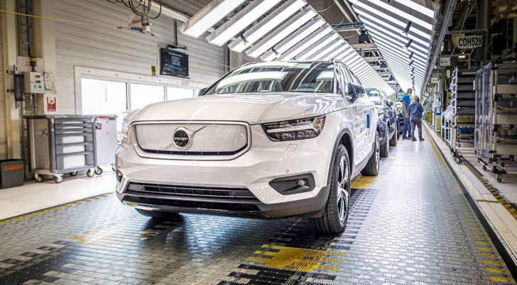 Volvo начинает производство полностью электрического XC40 Recharge P8