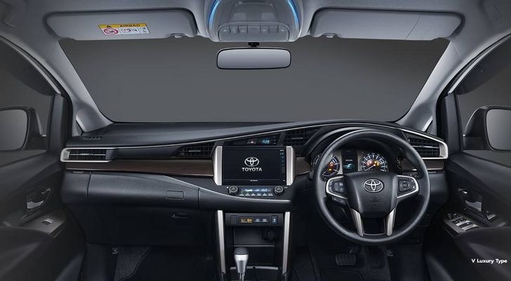 Салон Toyota Innova Luxury