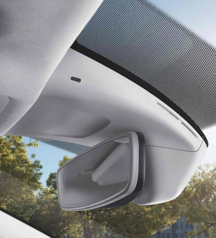 USB-порт в зеркале заднего вида