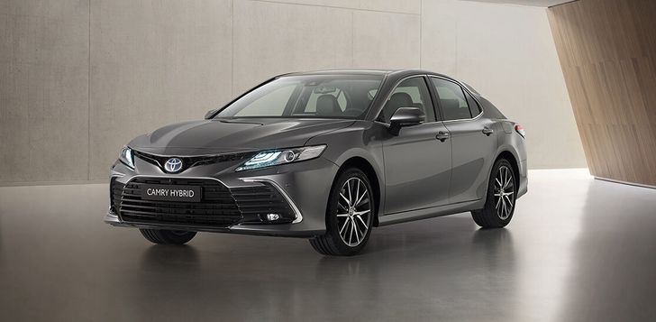 Toyota обновила гибридную Camry для Европы