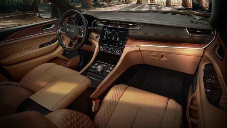 Интерьер Jeep Grand Cherokee L