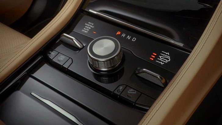 Интерьер Jeep Grand Cherokee L