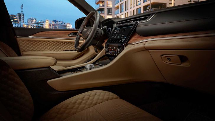 Интерьер Jeep Grand Cherokee L