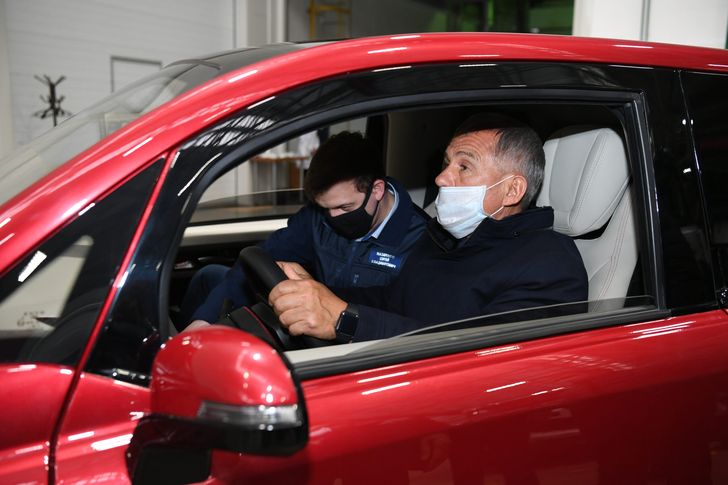 Рустам Минниханов за рулем «Кама-1»