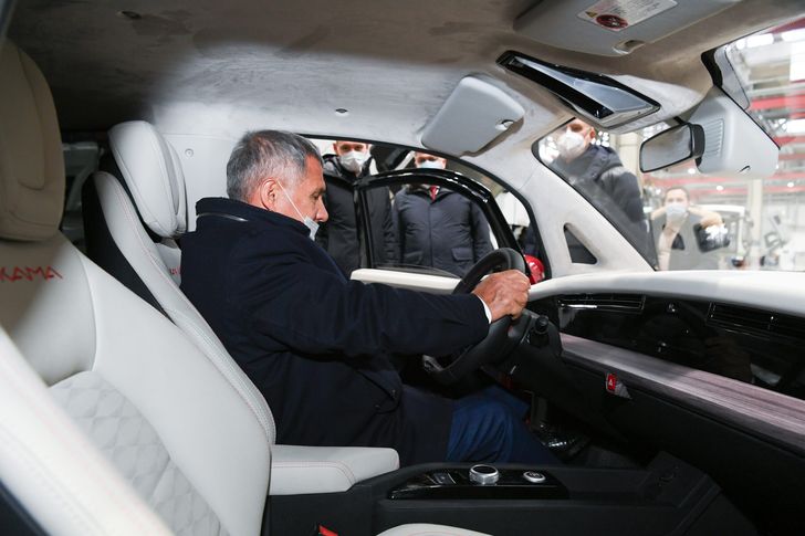 Рустам Минниханов за рулем «Кама-1»