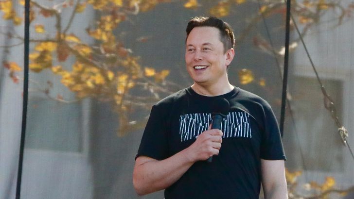 Глава Tesla сообщил об электрическом фургоне с солнечными батареями на крыше